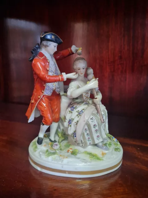 Ancien groupe en porcelaine, capodimonte, signé scène romantique
