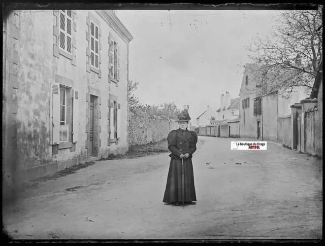 Femme en robe, rue, Plaque verre photo ancienne, négatif noir & blanc 9x12 cm
