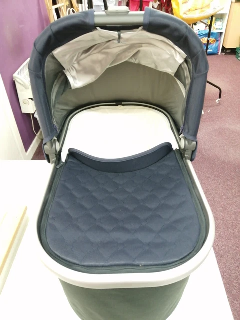 Uppababy Vista/cruz Carry cot Navy with accessories - rain cover, insect net.