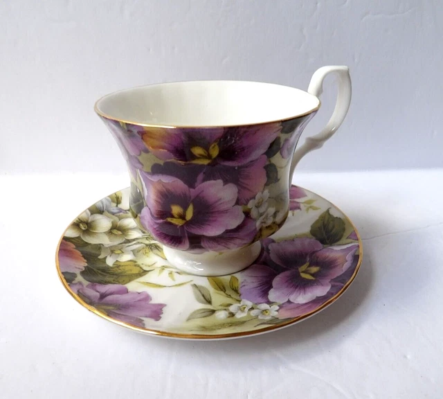 Taza de patas chinas Royale Garden Bone y platillo con pensamientos