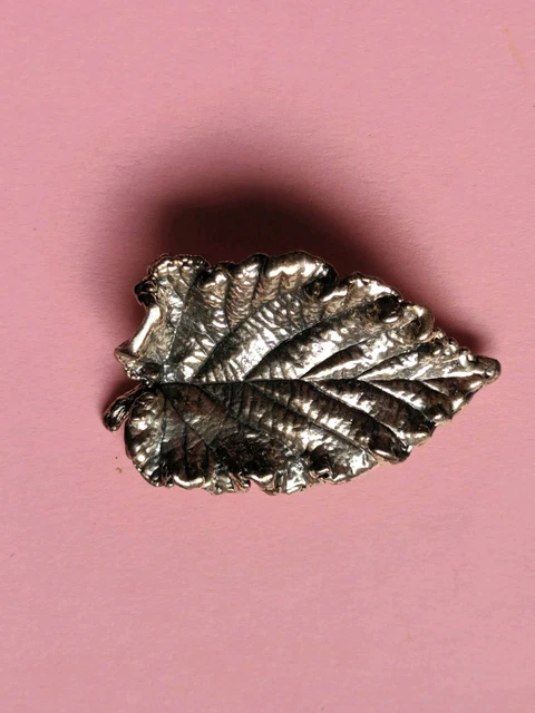 Broche feuille métal doré ton rouge années 1950/1970