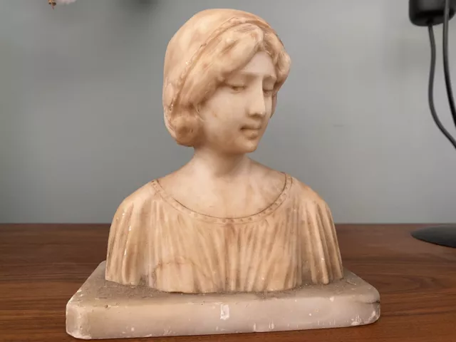 Buste de jeune fille En Marbre Et Albâtre