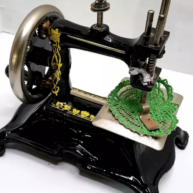 RARE Toy Sewing Machine Black Cast Iron Hand Crank. New Bee. Muller 15 Replica
