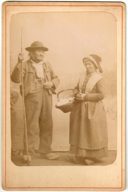 Couple en costume traditionnel.Paysans.Sabots.Carte Cabinet Card.Photo Albuminée