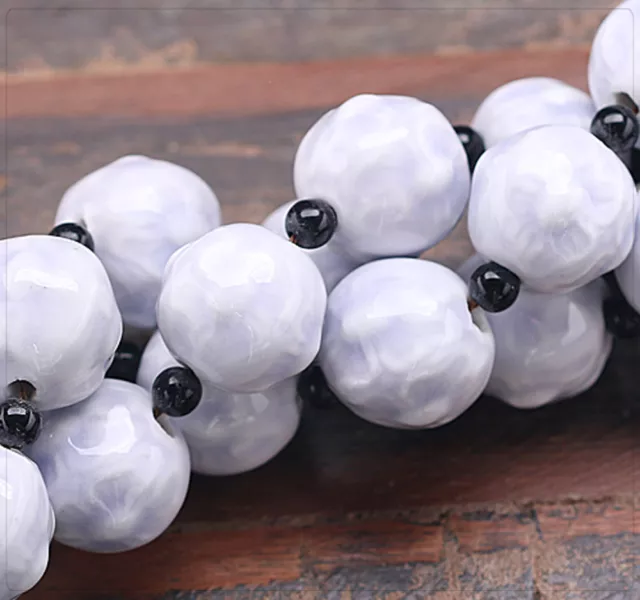2x Porzellan Keramik Perlen Beads Schmuck DIY Basteln Kugel 20mm Weiß Lila tb145