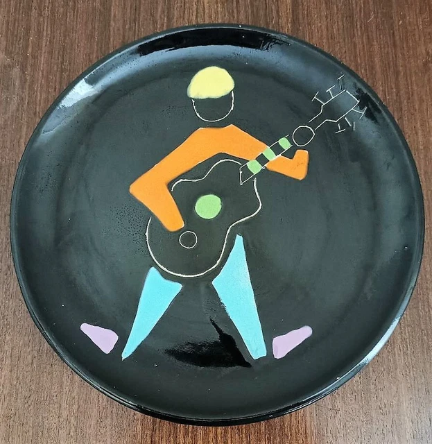 Assiette en céramique de Vallauris décor joueur de guitare