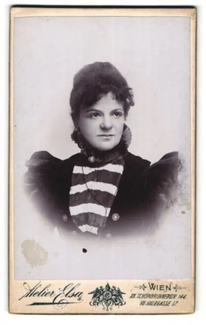 Fotografie Atelier Elsa, Wien VII., Halbgasse 17, Junge Frau mit hohem Rüschenk