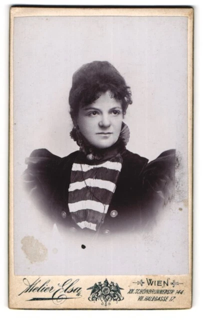 Photography studio Elsa, Vienna VII, half alley 17, young woman with high ruffle