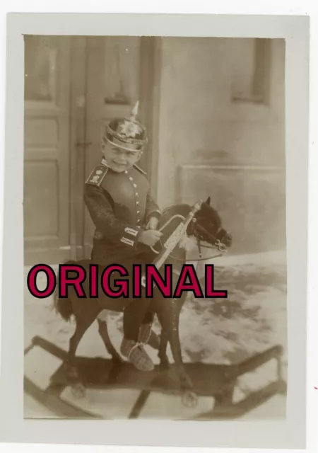 Orig Foto 1910er Junge Boy in Militäruniform mit Pickelhaube auf Schaukelpferd