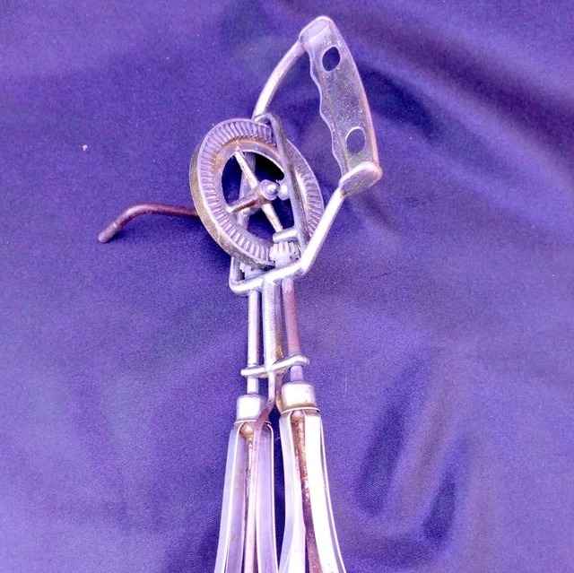 Hanging whisk for the manufacture of food is very old, a gift for amateurs of ol