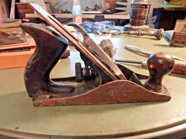 8K- vintage   STANLEY #4 woodworking plane with smooth bottom- USA