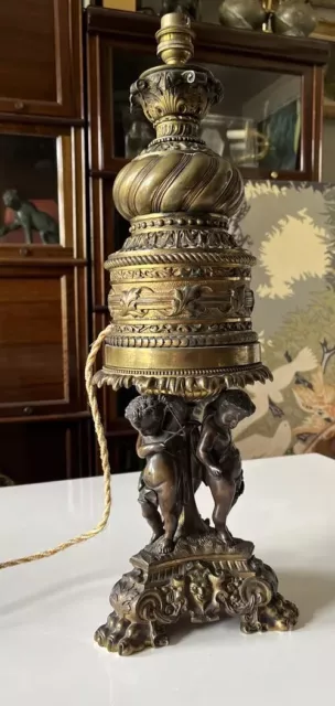 Pied de lampe en bronze et laiton ciselé, à décor de trois Putti musiciens