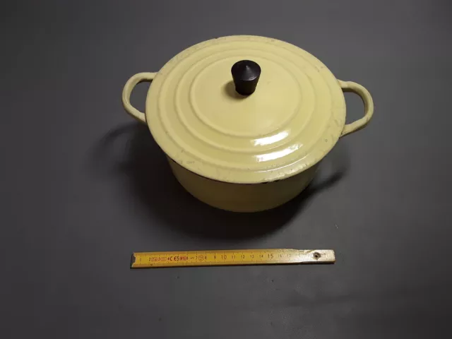 Ancienne petite cocotte ronde jaune en fonte faitout émaillé vintage diam 18cm