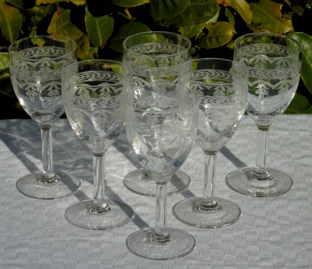 Saint Louis? Service de 6 verres à vin blanc ou vin cuit en cristal gravé.