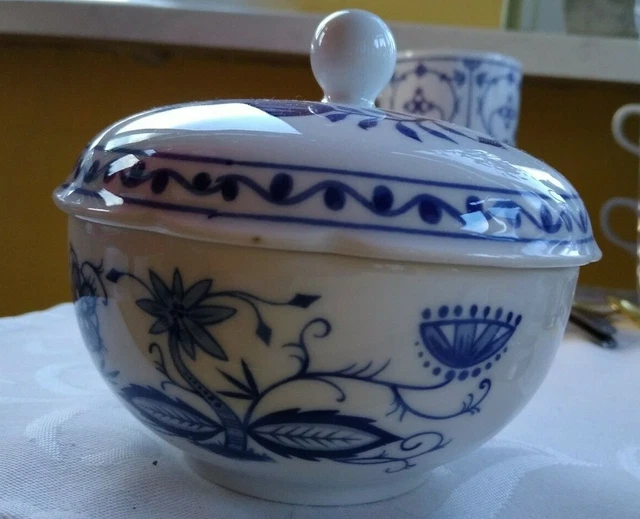 Zuckerdose mit Deckel,  Höhe ca. 9 cm, von Kahla, Zwiebelmuster