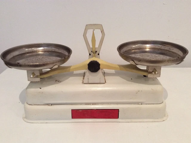 Petite balance française antique pour jouet d'enfant en fonte