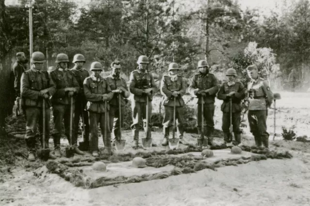 WW2 War Time Photo German soldiers standing by Grave of Commanding Officer 4x6