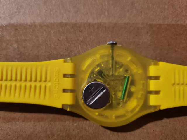 OROLOGIO DA POLSO SWATCH ANALOGICO LACCATO GIALLO RESISTENTE ALL'ACQUA Come Nuov 3