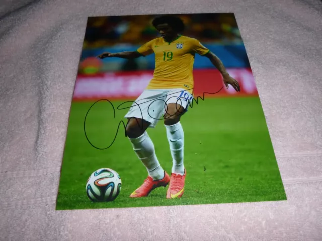 10 X 8 signed photo Willian of Fulham FC playing for his native Brazil