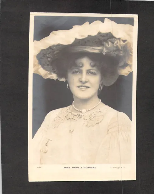 M1028 Glamour Miss Marie Studholme Beagles Photo vintage postcard
