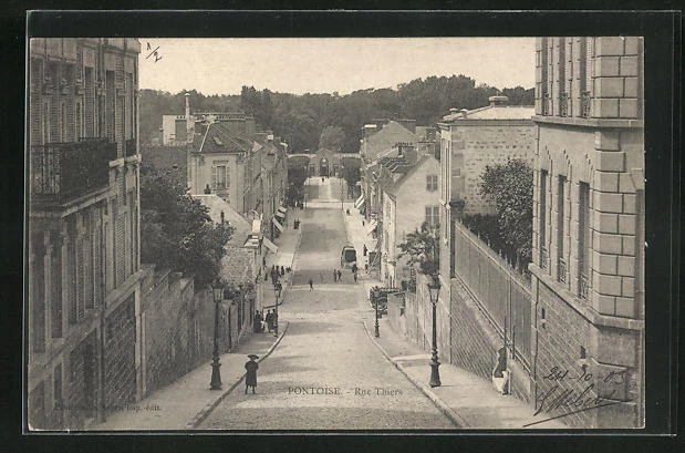 CPA Pontoise, Rue Thiers, vue de la rue 1903