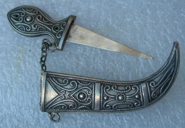 Ancienne Broche Argent massif filigrané niellé figurant un Khanjar Berbère
