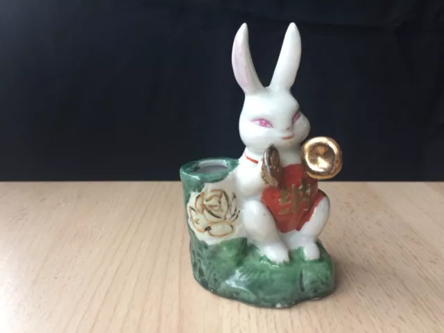 ancien petit vase en porcelaine polychrome, lapin et symbales