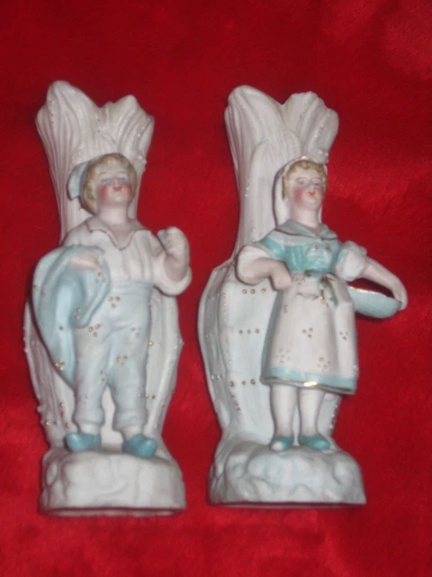 Lot de 2 anciens petits soliflores en biscuit couple enfants