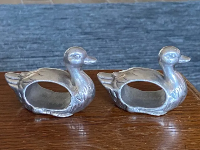 Par de anillos de servilleta de pato de aluminio en tono plateado de colección