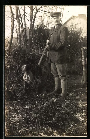 Ansichtskarte Jäger mit Gewehr und Jagdhund