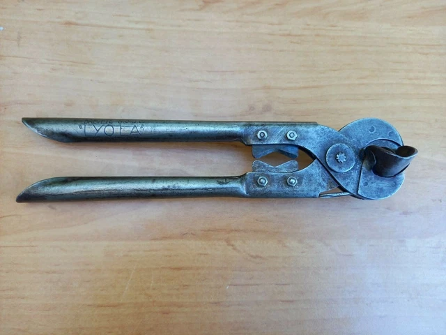 OUTILS DE la vignes tres ancienne pince a bouchon de champagne EUR 20