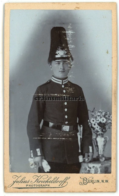 Orig. Foto CDV Portrait Soldat m. Pickelhaube Paradebusch in BERLIN