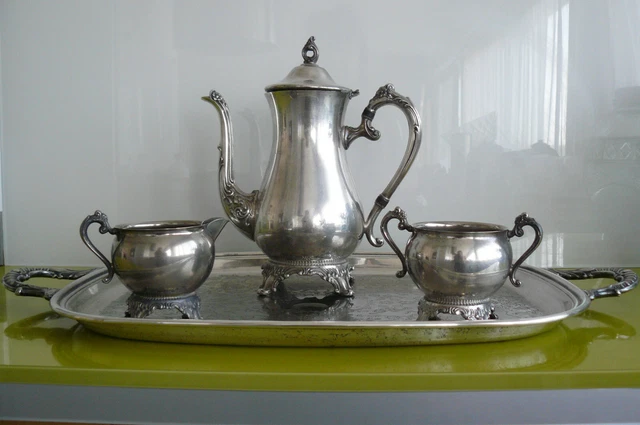 Sold at Auction: Service à café et thé comprenant la cafetière, la
