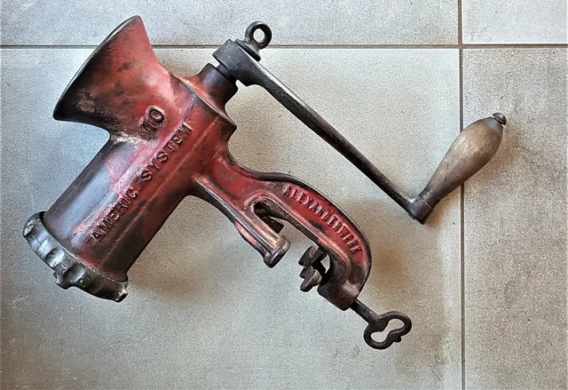 ANCIEN HACHOIR A VIANDE , PATE EN FONTE JOLP N° 10 AVEC ETAU POUR LE FIXER