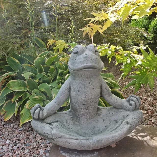 Steinfigur Yoga Frosch Vogeltränke Insektentränke Frostsicher Dekoration