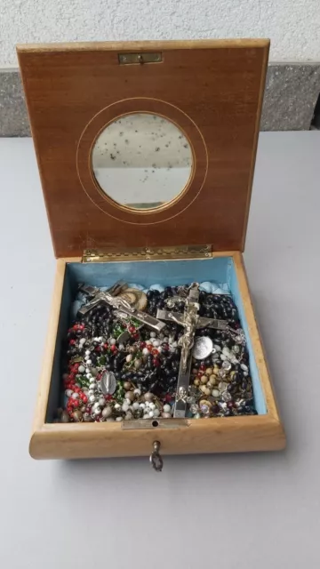 Lotto 21 sacri rosari + 5 crocifissi e 2 souvenir con scatola in legno vintage