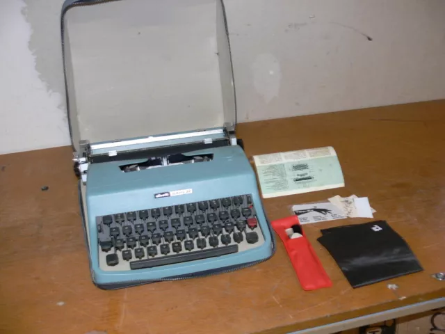 Olivetti Lettera 32 Bleue années 71/72 avec sacoche machine a ecrire vintage