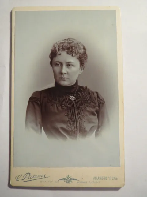 Aussig a. d. Elbe - 1903 - Frau im Kleid mit lockigem Haar - Halskette / CDV
