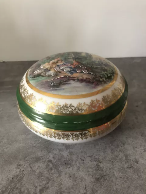 Bonbonnière ou coffret à bijoux en porcelaine de Limoges, scène galante