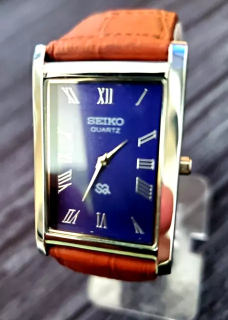 Precioso reloj de vestir Seiko para hombre con esfera azul rectangular sin tanque correa de cuero
