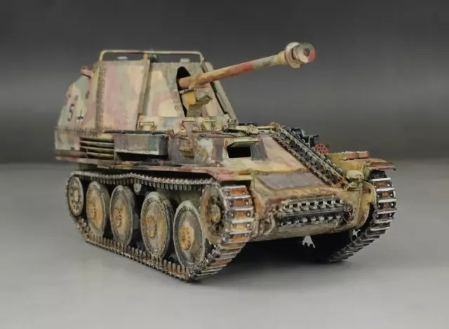 Destructor de tanques alemán Marder III Ausf.M 1/35 construido en la Segunda Guerra Mundial con 1 modelo de figura 2