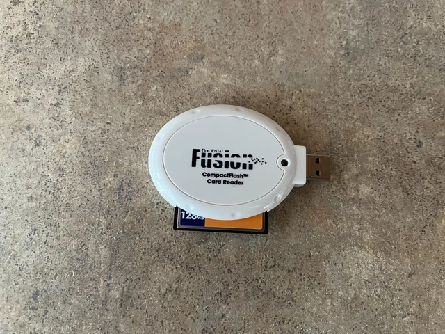 Tarjeta De Almacenamiento Y Disparo Flash Sandisk 128 Mb + Lector De Tarjetas Flash Compacto Fusion I5-3