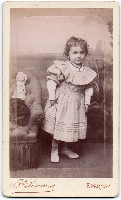 Photo Ancienne – Carte De Visite – Petite Fille Avec Poupée En Porcelaine – France, Vers 1900