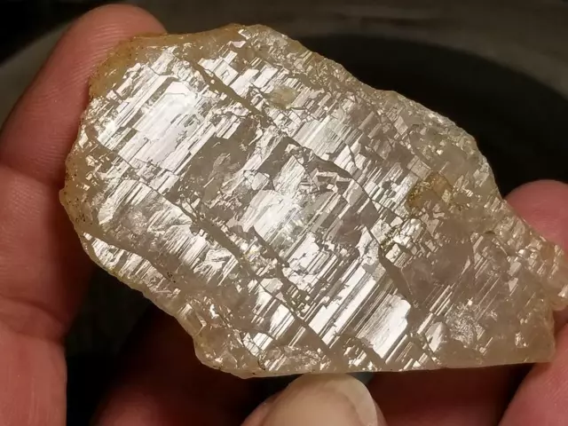 Pierre précieuse albite, champagne super gravé feldspath albite couleur. Cristal rare.