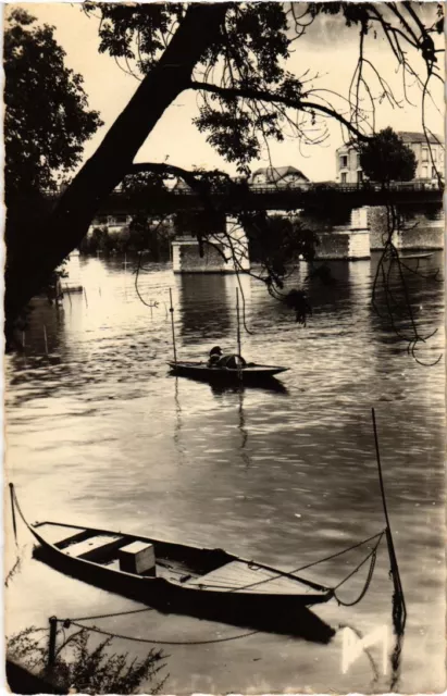 CPA AK Choisy le Roi Au fil de l'eau pres du pont FRANCE (1282479)