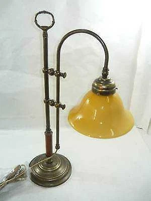 Lampada da tavolo ufficio ministero in ottone con vetro giallo ocra e legno