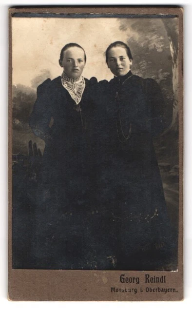 Fotografie Georg Reindl, Moosburg i. Oberbayern, Zwei junge Dame in Kleidern