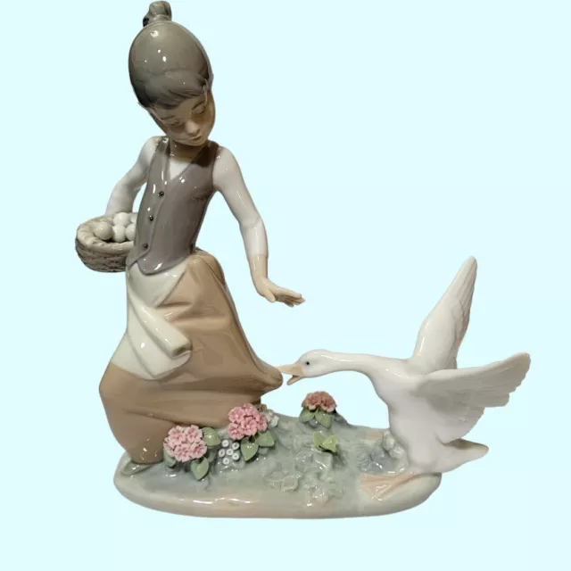 Lladro Figurine " AGGRESSIVE GOOSE" Goose chassing Girl with Basket retired edit