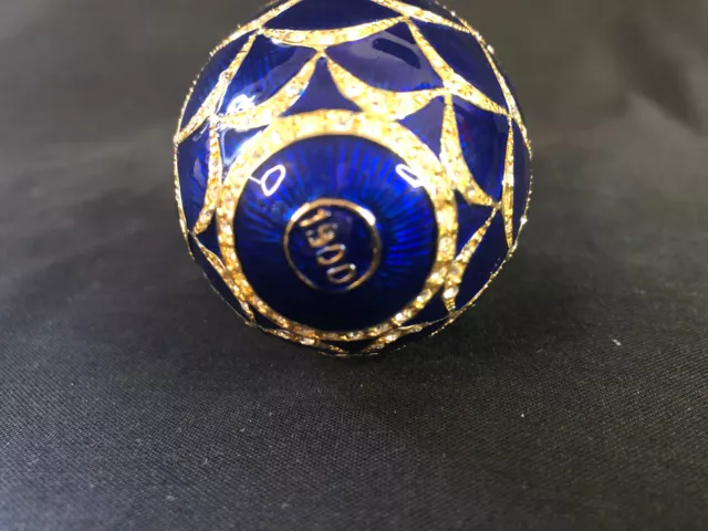 Œuf doré à l’or fin d’après Fabergé émail bleu d’accents circonflexe en strass