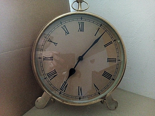 ANCIEN HORLOGE QUARTZ avec support ou suspendre diamètre 22cm LAITON VINTAGE TBE
